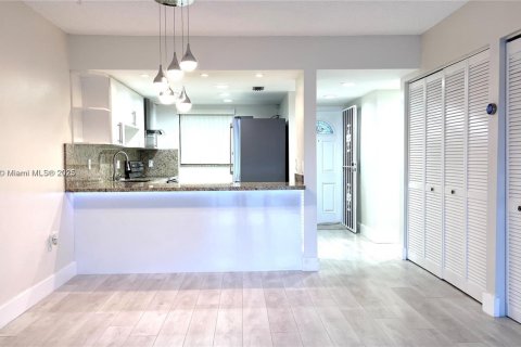 Copropriété à louer à Hialeah, Floride: 3 chambres, 102.19 m2 № 1942392 - photo 1