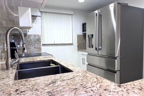 Copropriété à louer à Hialeah, Floride: 3 chambres, 102.19 m2 № 1942392 - photo 5