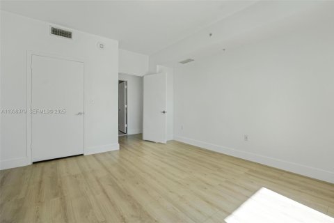 Condominio en alquiler en Miami, Florida, 1 dormitorio, 74.88 m2 № 1994497 - foto 11