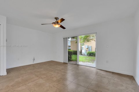 Townhouse in Miramar, Florida 3 bedrooms, 136.57 sq.m. № 2076297 - photo 12