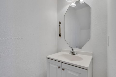 Townhouse in Miramar, Florida 3 bedrooms, 136.57 sq.m. № 2076297 - photo 15
