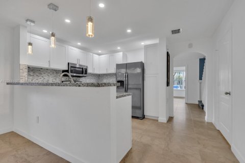 Townhouse in Miramar, Florida 3 bedrooms, 136.57 sq.m. № 2076297 - photo 5