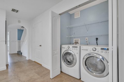 Townhouse in Miramar, Florida 3 bedrooms, 136.57 sq.m. № 2076297 - photo 14
