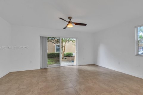 Townhouse in Miramar, Florida 3 bedrooms, 136.57 sq.m. № 2076297 - photo 11