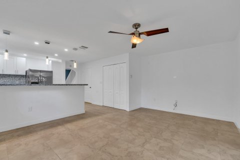 Townhouse in Miramar, Florida 3 bedrooms, 136.57 sq.m. № 2076297 - photo 13