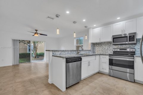 Townhouse in Miramar, Florida 3 bedrooms, 136.57 sq.m. № 2076297 - photo 3