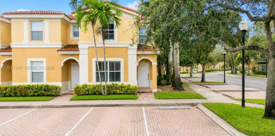 Townhouse in Miramar, Florida 3 bedrooms, 136.57 sq.m. № 2076297
