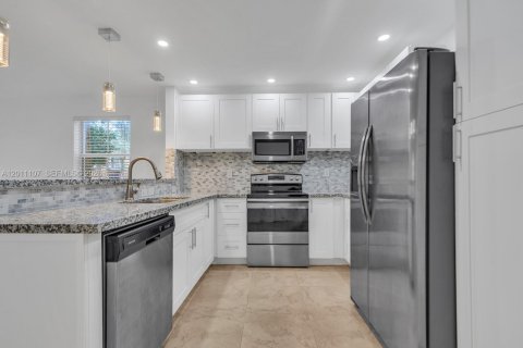 Townhouse in Miramar, Florida 3 bedrooms, 136.57 sq.m. № 2076297 - photo 4