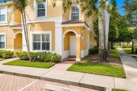 Townhouse in Miramar, Florida 3 bedrooms, 136.57 sq.m. № 2076297 - photo 2