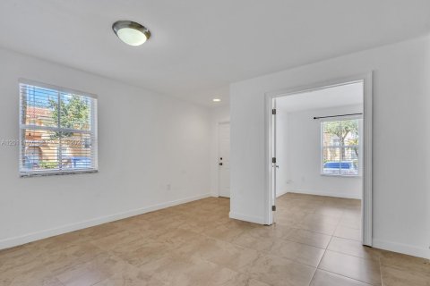 Townhouse in Miramar, Florida 3 bedrooms, 136.57 sq.m. № 2076297 - photo 8