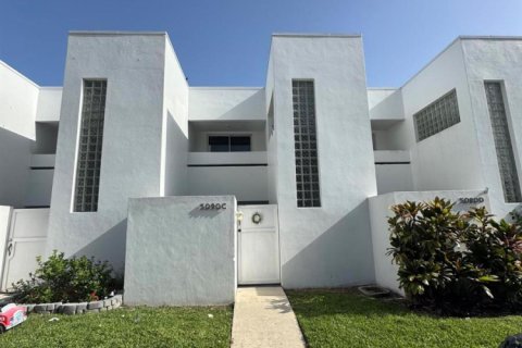 Townhouse in West Palm Beach, Florida 2 bedrooms, 118.64 sq.m. № 2177157