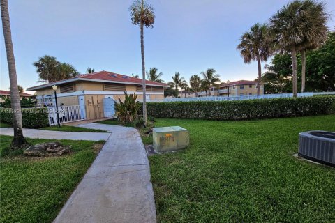 Condominio en venta en Coral Springs, Florida, 2 dormitorios, 71.35 m2 № 1888211 - foto 2