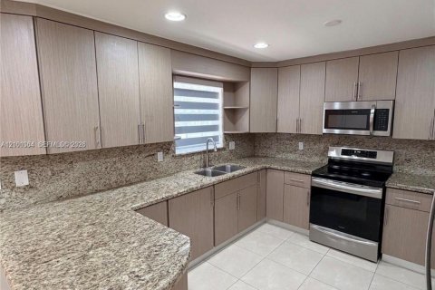 Villa ou maison à louer à Hollywood, Floride: 3 chambres, 128.58 m2 № 2415836 - photo 10