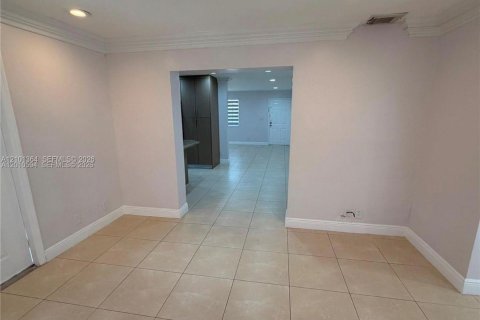 Villa ou maison à louer à Hollywood, Floride: 3 chambres, 128.58 m2 № 2415836 - photo 5