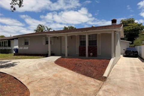 Villa ou maison à louer à Hollywood, Floride: 3 chambres, 128.58 m2 № 2415836 - photo 2