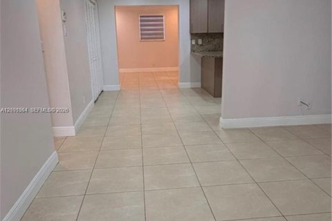 Villa ou maison à louer à Hollywood, Floride: 3 chambres, 128.58 m2 № 2415836 - photo 14