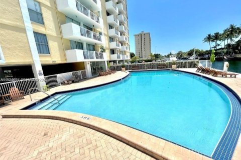 Condominio en alquiler en North Miami, Florida, 2 dormitorios, 89.46 m2 № 2055163 - foto 3