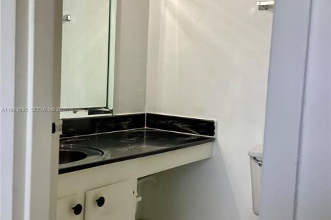 Condominio en alquiler en North Miami, Florida, 2 dormitorios, 89.46 m2 № 2055163 - foto 16