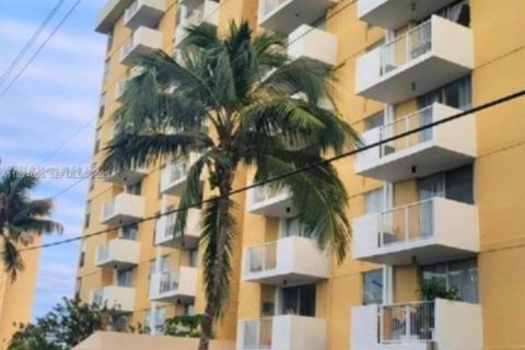 Condominio en alquiler en North Miami, Florida, 2 dormitorios, 89.46 m2 № 2055163 - foto 2