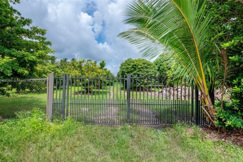 Propiedad comercial en venta en Miami-Dade, Florida № 1861263 - foto 2