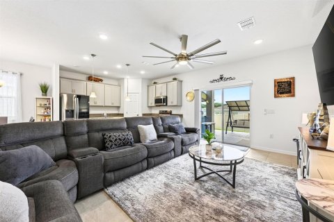 House in Sorrento, Florida 4 bedrooms, 188.59 sq.m. № 2393497 - photo 6