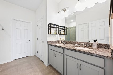 House in Sorrento, Florida 4 bedrooms, 188.59 sq.m. № 2393497 - photo 17