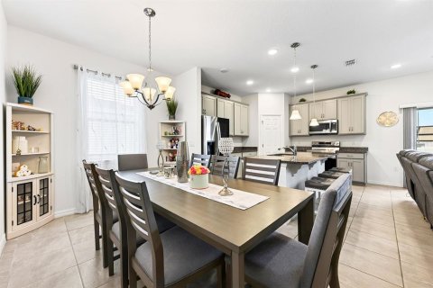 House in Sorrento, Florida 4 bedrooms, 188.59 sq.m. № 2393497 - photo 8