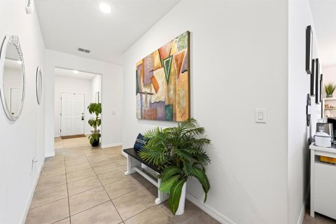 House in Sorrento, Florida 4 bedrooms, 188.59 sq.m. № 2393497 - photo 3