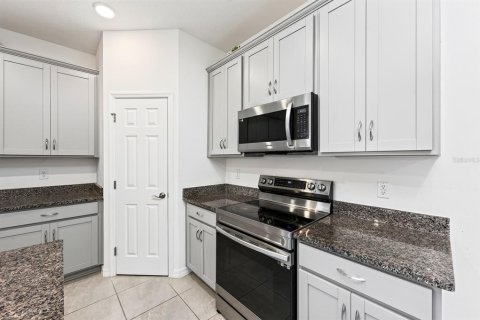 House in Sorrento, Florida 4 bedrooms, 188.59 sq.m. № 2393497 - photo 10