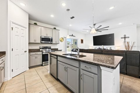 House in Sorrento, Florida 4 bedrooms, 188.59 sq.m. № 2393497 - photo 12