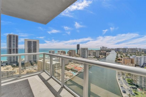 Condominio en Hallandale Beach, Florida, 3 dormitorios  № 2180458