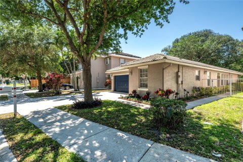 House in Coconut Creek, Florida 3 bedrooms, 152.36 sq.m. № 1118171 - photo 1