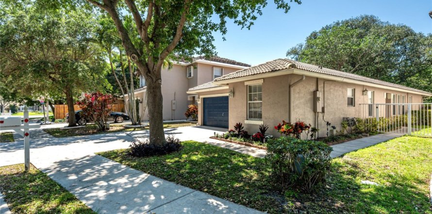 House in Coconut Creek, Florida 3 bedrooms, 152.36 sq.m. № 1118171