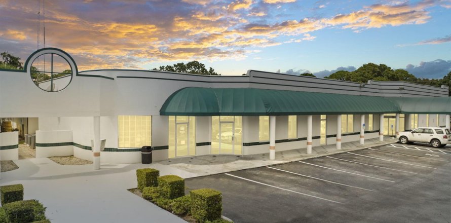 Commercial property in St. Lucie, Florida № 2245638