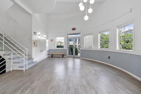Commercial property in Miami Beach, Florida № 1965386 - photo 9