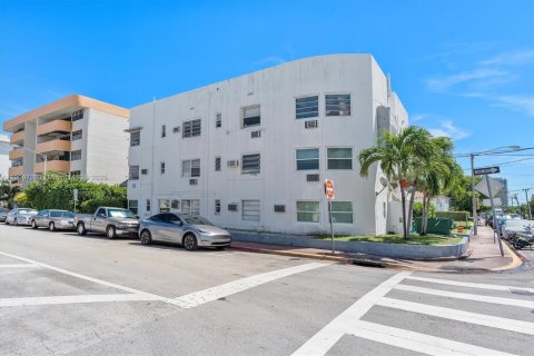 Commercial property in Miami Beach, Florida № 1965386 - photo 1
