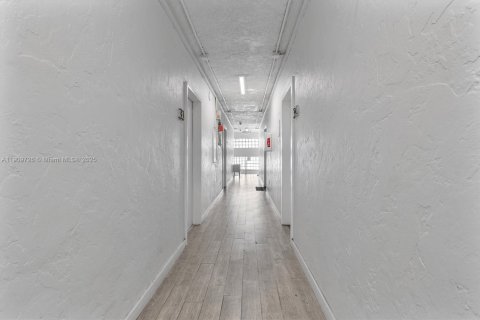 Commercial property in Miami Beach, Florida № 1965386 - photo 12