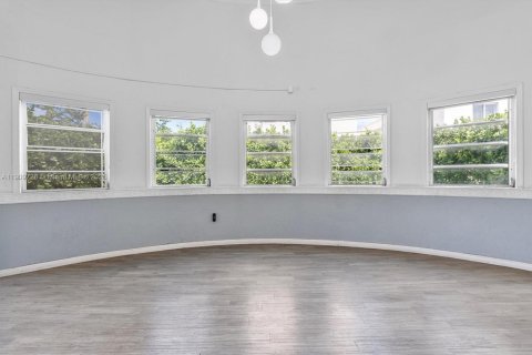 Commercial property in Miami Beach, Florida № 1965386 - photo 7
