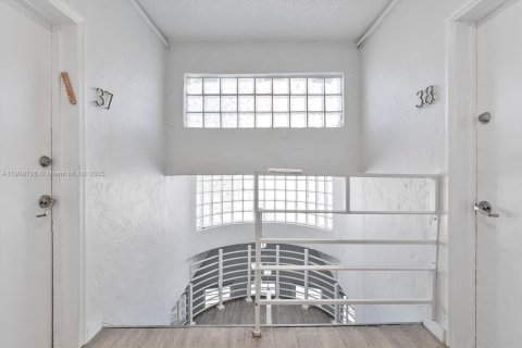 Commercial property in Miami Beach, Florida № 1965386 - photo 11