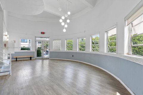 Commercial property in Miami Beach, Florida № 1965386 - photo 10