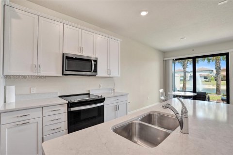 Townhouse in Lake Worth, Florida 3 bedrooms, 176.05 sq.m. № 2057381 - photo 7