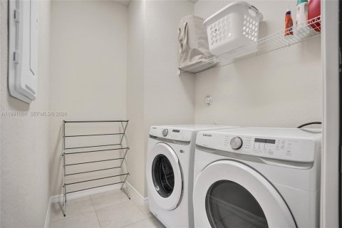 Townhouse in Lake Worth, Florida 3 bedrooms, 176.05 sq.m. № 2057381 - photo 23