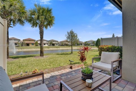 Townhouse in Lake Worth, Florida 3 bedrooms, 176.05 sq.m. № 2057381 - photo 10