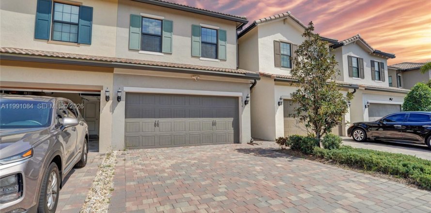 Townhouse in Lake Worth, Florida 3 bedrooms, 176.05 sq.m. № 2057381