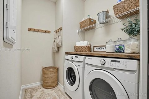 Townhouse in Lake Worth, Florida 3 bedrooms, 176.05 sq.m. № 2057381 - photo 24