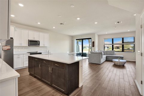 Townhouse in Lake Worth, Florida 3 bedrooms, 176.05 sq.m. № 2057381 - photo 4