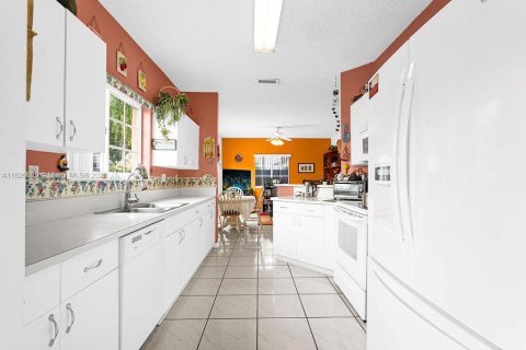 Casa en venta en Miami, Florida, 4 dormitorios, 220.83 m2 № 1934159 - foto 29