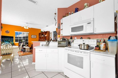 Casa en venta en Miami, Florida, 4 dormitorios, 220.83 m2 № 1934159 - foto 30