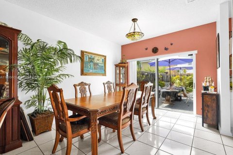 Casa en venta en Miami, Florida, 4 dormitorios, 220.83 m2 № 1934159 - foto 23