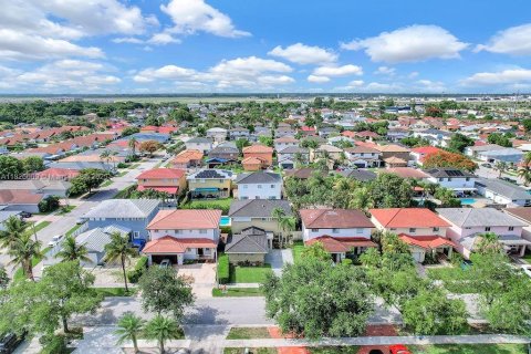 Casa en venta en Miami, Florida, 4 dormitorios, 220.83 m2 № 1934159 - foto 4